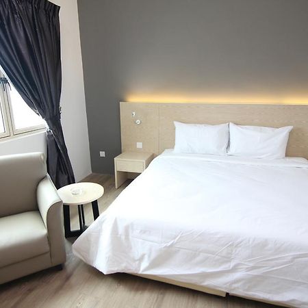 Summit Signature Hotel Бату Пахат Екстериор снимка