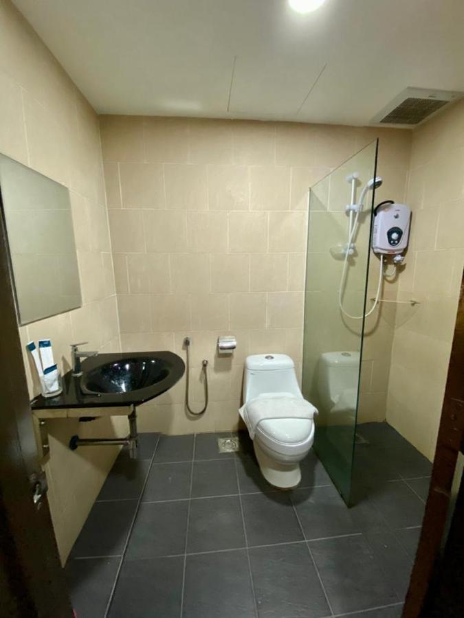 Summit Signature Hotel Бату Пахат Екстериор снимка