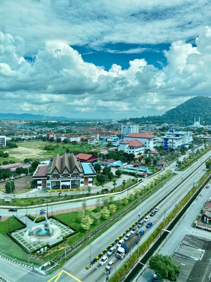 Summit Signature Hotel Бату Пахат Екстериор снимка