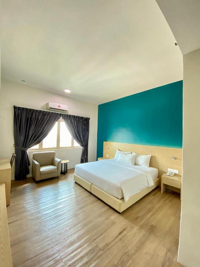 Summit Signature Hotel Бату Пахат Екстериор снимка