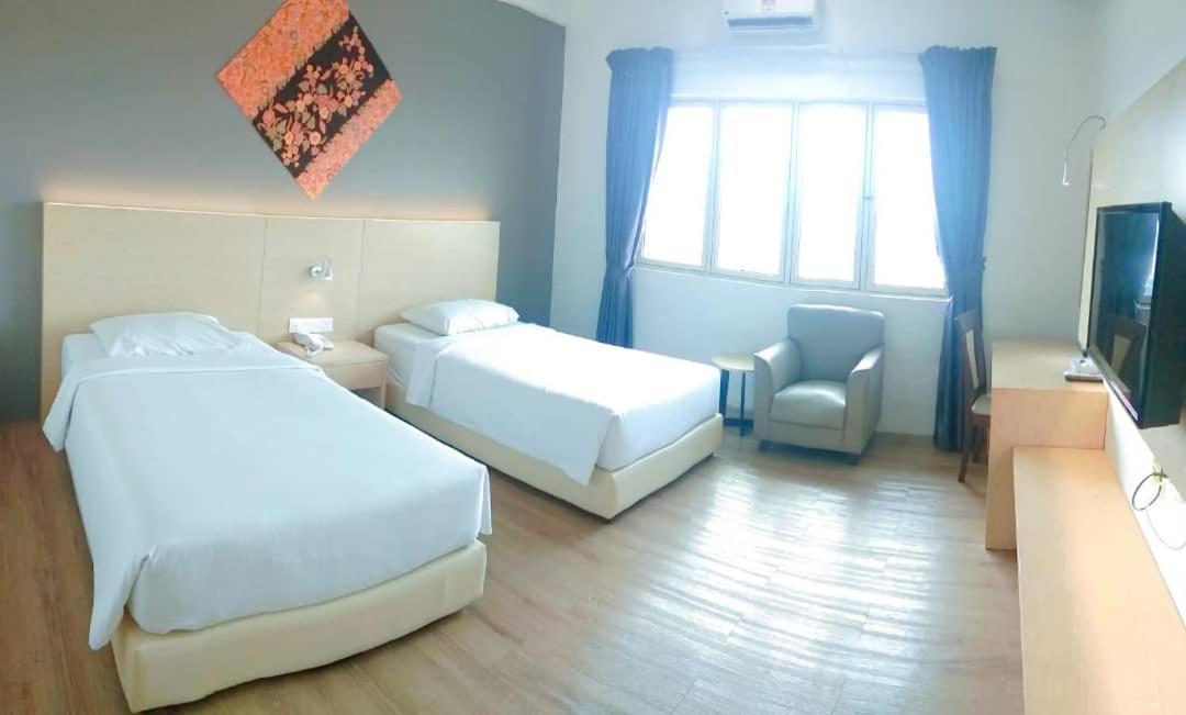 Summit Signature Hotel Бату Пахат Екстериор снимка