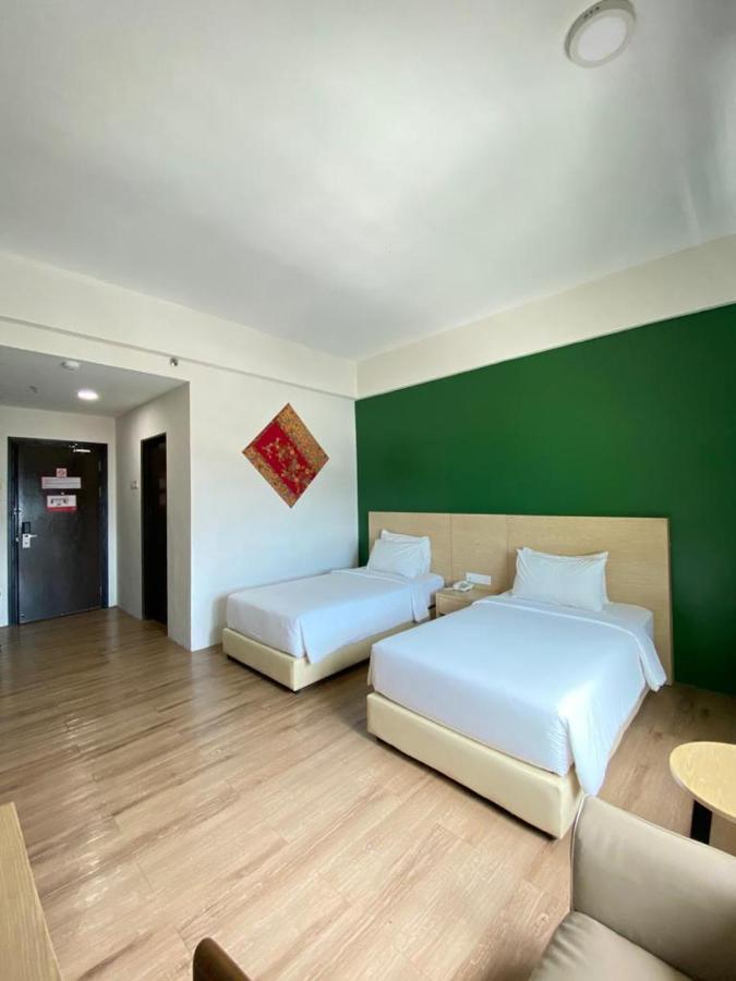 Summit Signature Hotel Бату Пахат Екстериор снимка