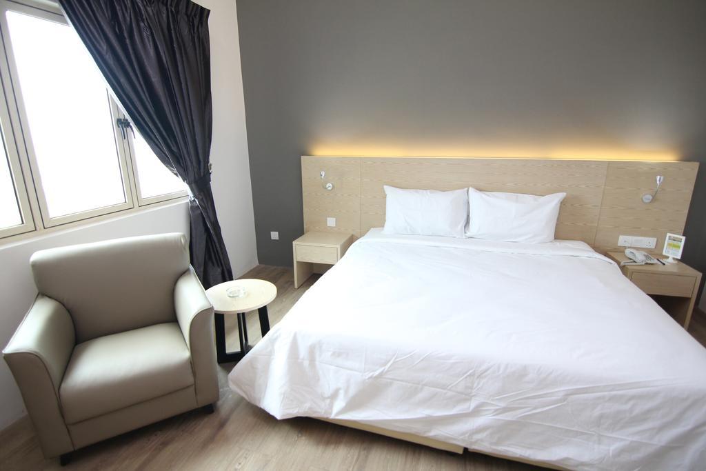 Summit Signature Hotel Бату Пахат Екстериор снимка