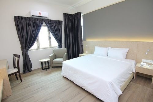 Summit Signature Hotel Бату Пахат Екстериор снимка