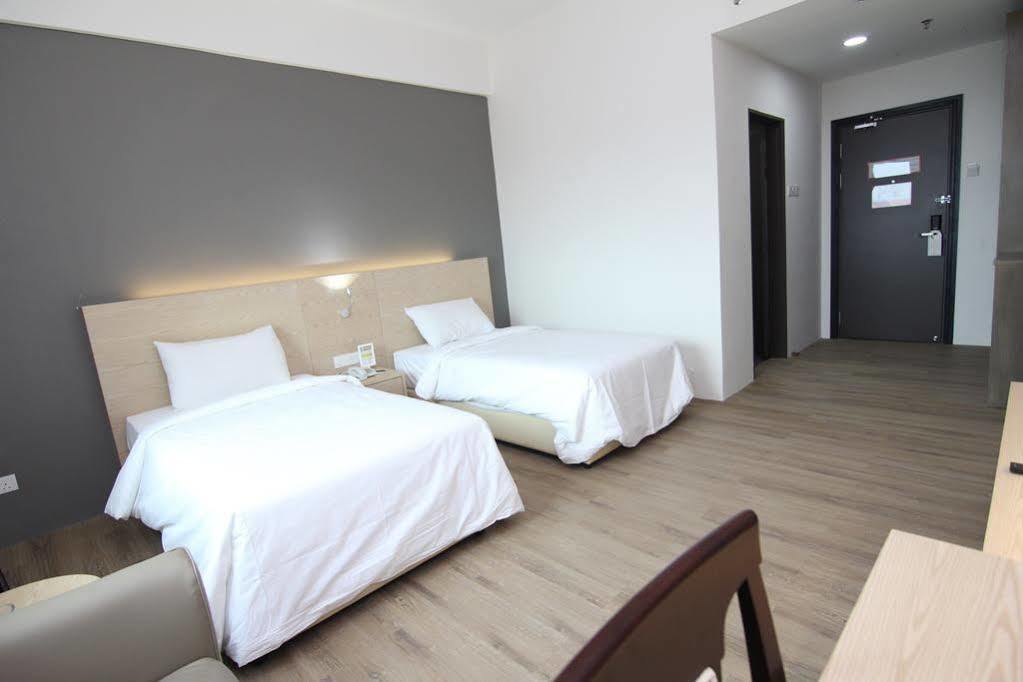 Summit Signature Hotel Бату Пахат Екстериор снимка